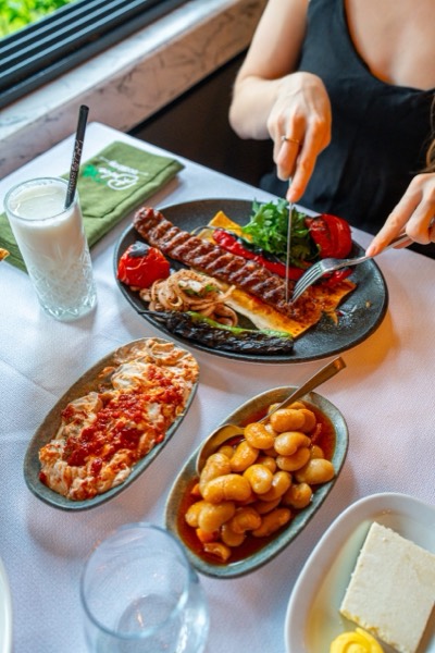 Kebap ve meze tabakları