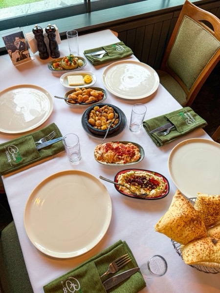 Bahçe Ocakbaşı'nda meze sofrası